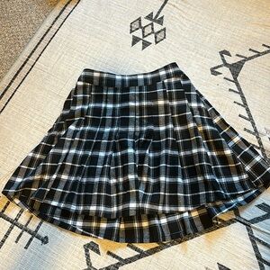Black and white pleated skirt. Size xs